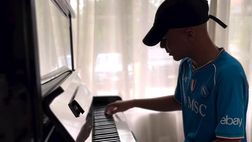 Il figlio di Allan non dimentica Napoli: suona il piano con la maglia scudettata!
