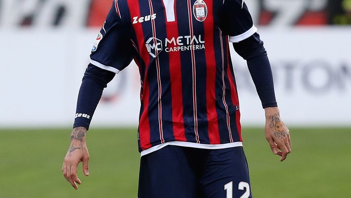 CROTONE, ITALY - FEBRUARY 26: Adrian Stoian of Crotone during the Serie A match between FC Crotone and Cagliari Calcio at Stadio Comunale Ezio Scida on February 26, 2017 in Crotone, Italy. (Photo by Maurizio Lagana/Getty Images) Torino-Crotone, è Stoian la variabile della mediana di Nicola - immagine 1
