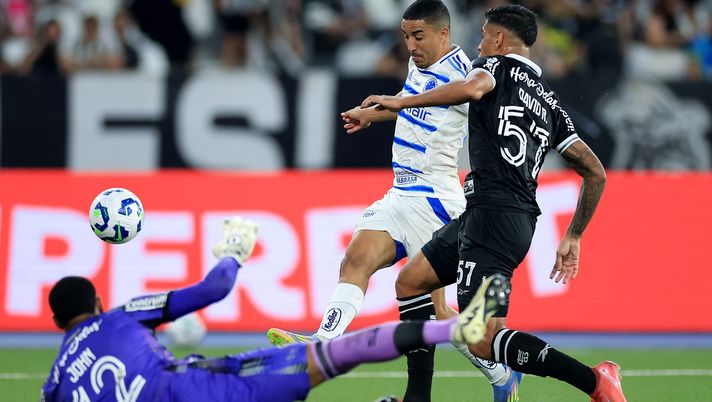 RIO DE JANEIRO, BRAZIL - AUGUST 03: Christan of Cruzeiro competes for the ball with David Ricardo of Botafogo during the match between Botafogo and Cruzeiro as part of Brasileirao 2025 at Estadio Olímpico Nilton Santos on August 03, 2025 in Rio de Janeiro, Brazil. (Photo by Buda Mendes/Getty Images) Botafogo, contro il Cruzeiro indossata una maglia speciale contro la violenza sulle donne- immagine 2