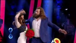 Tv, Belen balla con Castrogiovanni e le si strappa il vestito