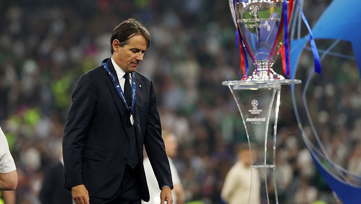 Simone Inzaghi, allenatore dell'FC Internazionale Milano, appare sconsolato mentre passa davanti al trofeo della UEFA Champions League dopo aver ritirato la medaglia di secondo classificato dopo la sconfitta contro il Paris Saint-Germain durante la finale di UEFA Champions League 2025 tra Paris Saint-Germain e FC Internazionale Milano alla Munich Football Arena il 31 maggio 2025 a Monaco di Baviera, Germania. (Foto di Carl Recine/Getty Images) simone-inzaghi-inter-addio-record-storia-separazione-allenatore-champions-league