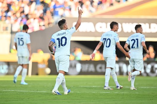 PASADENA, CALIFORNIA - 17 GIUGNO: Lautaro Martínez dell'FC Internazionale festeggia con i compagni di squadra dopo aver segnato il primo gol della sua squadra durante la partita del gruppo E della Coppa del Mondo per Club FIFA 2025 tra CF Monterrey e FC Internazionale Milano al Rose Bowl Stadium il 17 giugno 2025 a Pasadena, California. (Foto di Mattia Ozbot - Inter/Inter via Getty Images) Verso Inter-Urawa Red Diamonds