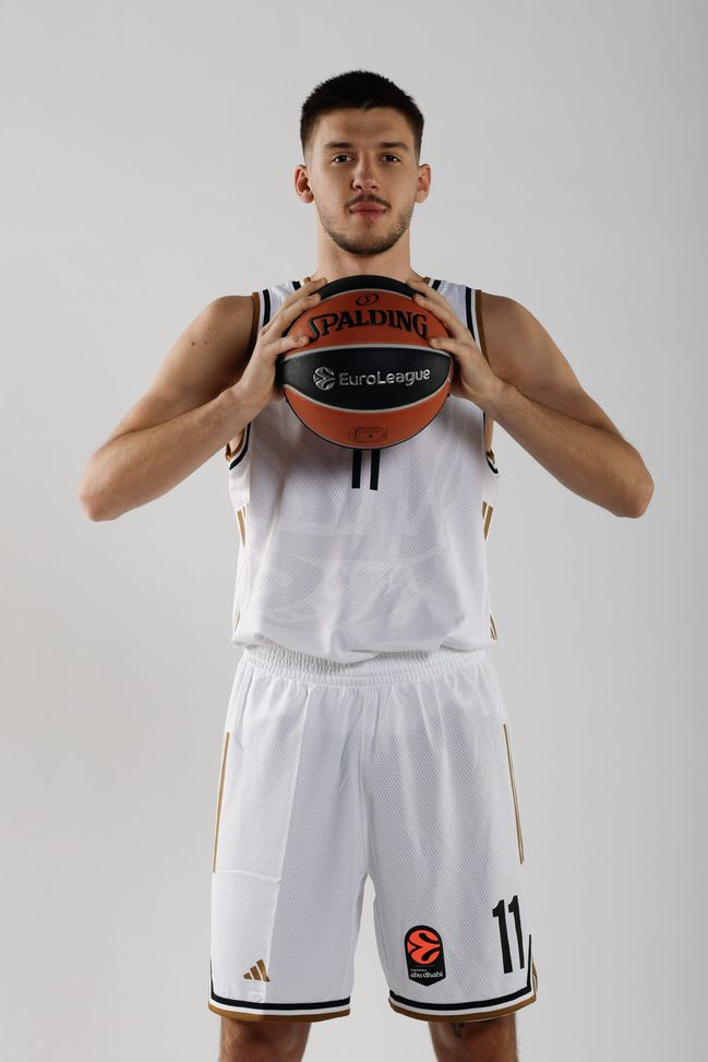 DUBAI, EMIRATI ARABI UNITI - 19 SETTEMBRE: Kosta Kondic, #11, posa durante il Media Day EuroLeague 2025/2026 del Dubai Basketball il 19 settembre 2025 a Dubai, Emirati Arabi Uniti. (Foto di Jorge Ferrari/Euroleague Basketball via Getty Images) EuroLega, Dubai-Partizan: diretta tv e streaming LIVE del match- immagine 2