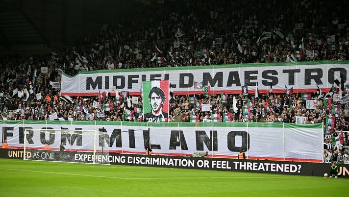 Newcastle fans hold up banners honouring Newcastle United's Italian midfielder #08 Sandro Tonali in the crowd ahead of the English Premier League football match between Newcastle United and Tottenham Hotspur at St James' Park in Newcastle-upon-Tyne, north east England on September 1, 2024. (Photo by ANDY BUCHANAN / AFP) / RESTRICTED TO EDITORIAL USE. No use with unauthorized audio, video, data, fixture lists, club/league logos or 'live' services. Online in-match use limited to 120 images. An additional 40 images may be used in extra time. No video emulation. Social media in-match use limited to 120 images. An additional 40 images may be used in extra time. No use in betting publications, games or single club/league/player publications. / Newcastle, Tonali omaggiato dai suoi tifosi: “Il maestro del centrocampo da Milano” - immagine 1
