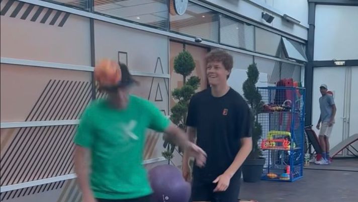 Sinner, allenamento al Roland Garros tra palleggi e imitazioni di Shomurodov – VIDEO - immagine 1