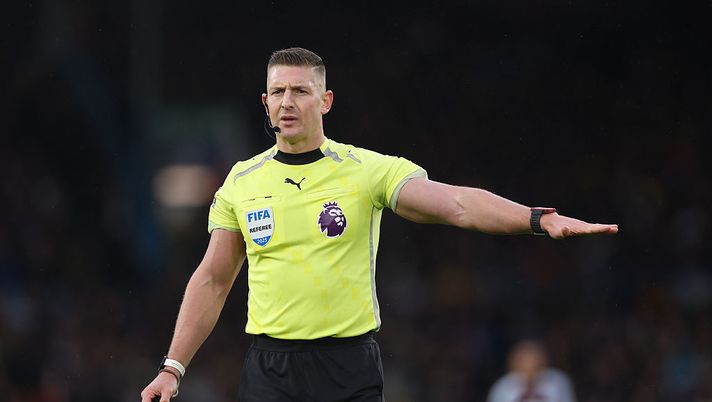 LEEDS, ENGLAND - NOVEMBER 23: Referee Robert Jones gestures during the Premier League match between Leeds United and Aston Villa at Elland Road on November 23, 2025 in Leeds, England. (Photo by Michael Regan/Getty Images) Fiorentina-AEK