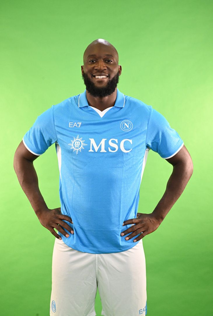 GALLERY Lukaku posa con la divisa del Napoli: gli scatti con la maglia azzurra e bianca - immagine 20