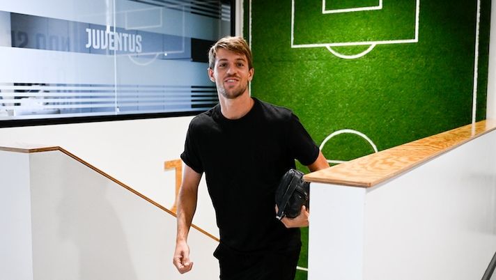 TURIN, ITALY - JULY 10: Daniele Rugani of Juventus arrival at JTC on July 10, 2024 in Turin, Italy. (Photo by Daniele Badolato - Juventus FC/Juventus FC via Getty Images) BREAKING – È fatta per l’addio di Rugani alla Juve: la formula e i dettagli, domani le visite - immagine 1