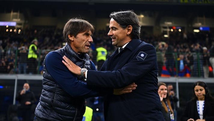 MILAN, ITALY - NOVEMBER 10: Head Coach of Napoli Antonio Conte and Head Coach of FC Internazionale Simone Inzaghi are seen during the Serie A match between FC Internazionale and Napoli at Stadio Giuseppe Meazza on November 10, 2024 in Milan, Italy. (Photo by Mattia Ozbot - Inter/Inter via Getty Images) UFFICIALE – Ecco quando inizia la 37a giornata di Serie A! Poi 9 partite in contemporanea - immagine 1