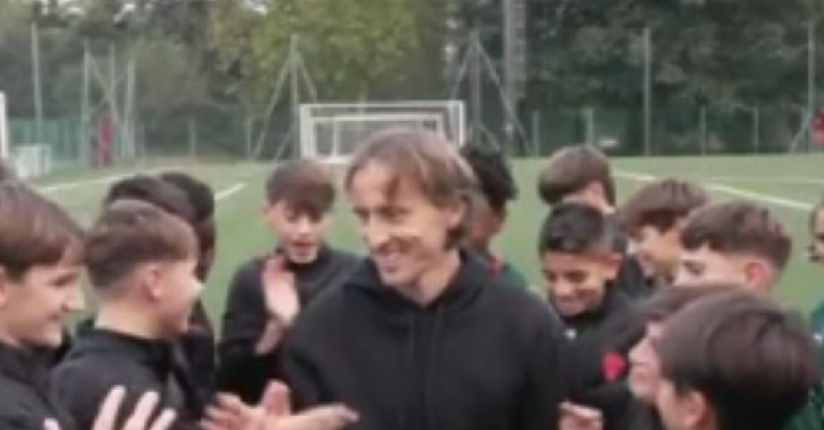 modric incontra i giovani talenti del milan sorrisi e consigli