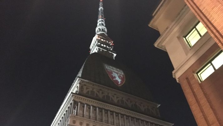 4 maggio, il simbolo del Toro campeggia sulla Mole Antonelliana - immagine 1