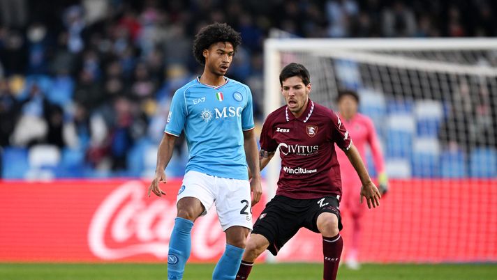NAPLES, ITALY - JANUARY 13: Jens Cajuste of SSC Napoli battles for possession with Domagoj Bradaric of US Salernitana during the Serie A TIM match between SSC Napoli and US Salernitana - Serie A TIM at Stadio Diego Armando Maradona on January 13, 2024 in Naples, Italy. (Photo by Francesco Pecoraro/Getty Images) Ahi Cajuste, salta la Supercoppa! L’entità dell’infortunio – Sky - immagine 1