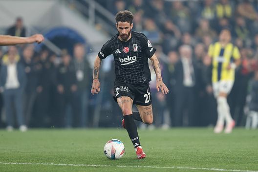 ISTANBUL, TURCHIA - 4 MAGGIO: Rafa Silva del Besiktas corre con la palla durante la partita della Super League turca tra Fenerbahce e Besiktas il 4 maggio 2025 a Istanbul, Turchia. (Foto di Ahmad Mora/Getty Images) Rafa Silva-Besiktas, è guerra aperta? Il portoghese spiega: “Ero depresso”- immagine 2