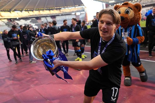 Bruxelles, Belgio - 4 maggio 2025: Romeo Vermant del Club Brugge col trofeo della Croky Cup. (Foto di Alex Bierens de Haan/Getty Images) Union Saint-Gilloise e Bruges si giocheranno il titolo: il trofeo in elicottero- immagine 3
