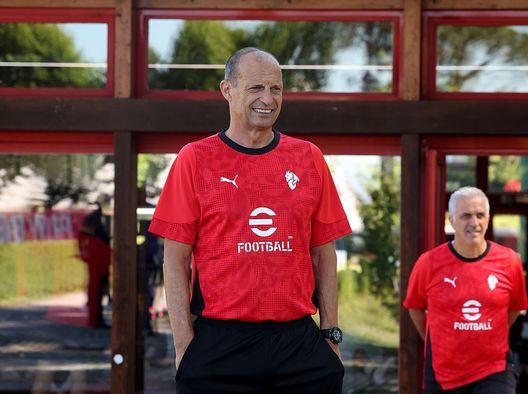 CAIRATE, ITALY - JULY 07: Head coach AC Milan Massimiliano Allegri looks on during a AC Milan training session at Milanello sports center on July 07, 2025 in Cairate, Italy. (Photo by Claudio Villa/AC Milan via Getty Images) allegri-conferenza-stampa-presentazione-casa-milan-tv-news-dichiarazioni-foto-frasi-parole-2