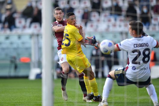 TURIN, ITALY - OCTOBER 18: Andrea Belotti (C) of Torino FC scores a goal during the Serie A match between Torino FC and Cagliari Calcio at Stadio Olimpico di Torino on October 18, 2020 in Turin, Italy. (Photo by Valerio Pennicino/Getty Images) Belotti corre, il Toro no: già 4 gol del Gallo, ma zero punti in classifica. E nel 2020…- immagine 3
