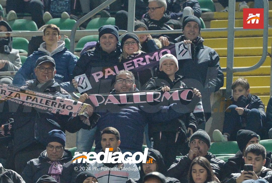 FOTOTIFO Palermo-Bari 3-0, gli scatti ai tifosi al “Renzo Barbera” (GALLERY) - immagine 27