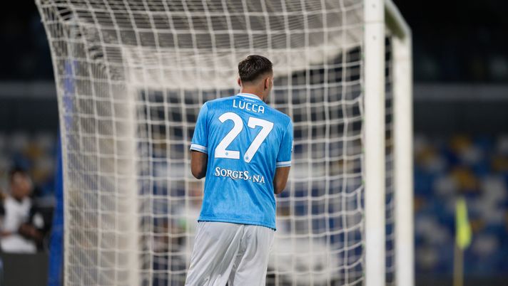 NAPLES, ITALY - AUGUST 30: Lorenzo Lucca in action during the Serie A match between SSC Napoli and Cagliari Calcio at Stadio Diego Armando Maradona on August 30, 2025 in Naples, Italy. (Photo by SSC Napoli via Getty Images) Calciomercato Serie A: un ex-granata saluta la Serie A, Sassuolo su Lazzari- immagine 2