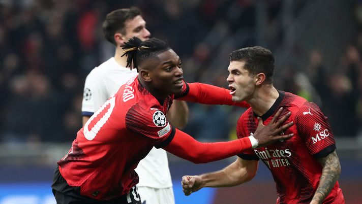 MILAN, ITALY - NOVEMBER 07: Rafael Leao of AC Milan celebrates with teammate Christian Pulisic after scoring the team's first goal during the UEFA Champions League match between AC Milan and Paris Saint-Germain at Stadio Giuseppe Meazza on November 07, 2023 in Milan, Italy. (Photo by Marco Luzzani/Getty Images) Rafael Leao, attaccante del Milan