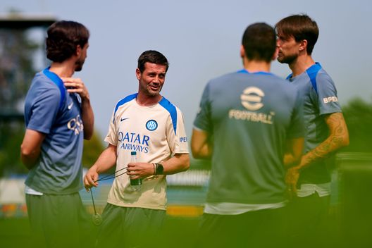 COMO, ITALY - JUNE 09: Head Coach Cristian Chivu of FC Internazionale looks on during the FC Internazionale training session at the club's training ground BPER Training Centre at Appiano Gentile on June 09, 2025 in Como, Italy. (Photo by Mattia Ozbot - Inter/Inter via Getty Images) Chivu Inter