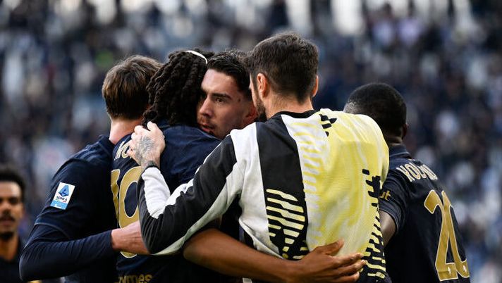 TURIN, ITALY - FEBRUARY 02: Dusan Vlahovic of Juventus celebrates after scoring his team's third goal with teammates Khephren Thuram, Carlo Pinsoglio and Randal Kolo Muani during the Serie A match between Juventus and Empoli at Juventus Stadium on February 02, 2025 in Turin, Italy. (Photo by Daniele Badolato - Juventus FC/Juventus FC via Getty Images) Da Koopmeiners e Nico alla novità Vlahovic e Kolo Muani: la probabile della Juve in Coppa - immagine 1