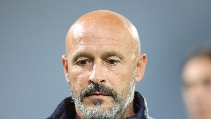 FLORENCE, ITALY - OCTOBER 26: Head coach Vincenzo Italiano manager of ACF Fiorentina looks on during the match between of ACF Fiorentina and FC Cukaricki, Group F - Uefa Europa Conference League 2023/24 at Stadio Artemio Franchi on October 26, 2023 in Florence, Italy. (Photo by Gabriele Maltinti/Getty Images) Quanto vale Lazio-Fiorentina? Sarri vuole una tregua e Italiano la Champions - immagine 1