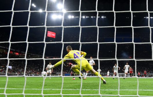 MILAN, ITALY - APRIL 05: Tammy Abraham of AC Milan scores the first goal during the Serie match between Milan and Fiorentina at Stadio Giuseppe Meazza on April 05, 2025 in Milan, Italy. (Photo by Claudio Villa/AC Milan via Getty Images) De Gea e il rinnovo biennale, CorSport avverte: “Potrebbe chiedere ingaggio top”- immagine 2