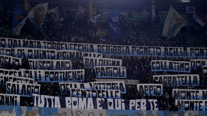 Milan, i tifosi della Lazio fermano la contestazione: 'Torniamo allo stadio'