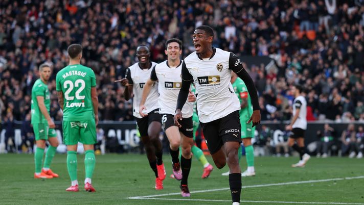 VALENCIA, SPAIN - FEBRUARY 09: Cristhian Mosquera of Valencia CF celebrates scoring his team's first goal during the LaLiga match between Valencia CF and CD Leganes at Estadio Mestalla on February 09, 2025 in Valencia, Spain. (Photo by Clive Brunskill/Getty Images) Accostato al Napoli, il giovane Mosquera entra nel mirino dell’Inter: i dettagli - immagine 1