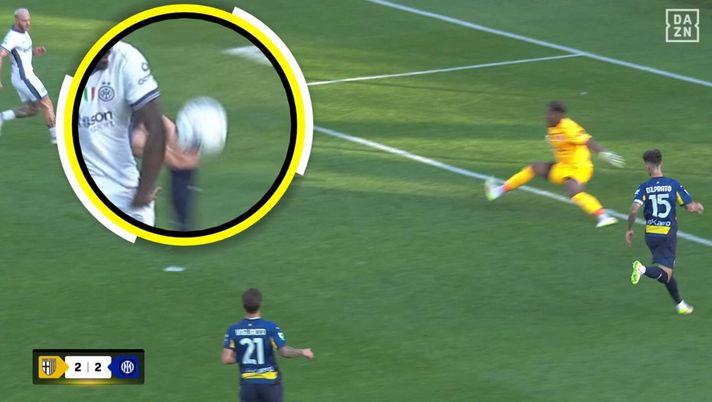 Varriale riesce a negare persino l’evidenza: “Probabile fallo di mano Thuram. Aiutini Inter che…” - immagine 1