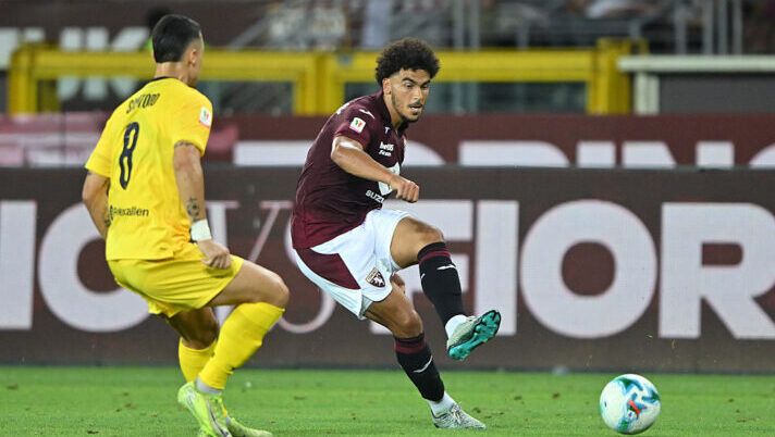 TURIN, ITALY - AUGUST 18: Zakaria Aboukhlal of Torino FC evades a challenge from Simone Santoro of Modena FC during the Coppa Italia match between Torino FC and Modena FC at Stadio Olimpico Grande Torino on August 18, 2025 in Turin, Italy. (Photo by Chris Ricco/Getty Images) Le pagelle del Torino in Coppa Italia: bocciato un nuovo acquisto, per Israel, Simeone e Vlasic… - immagine 1