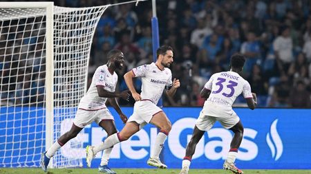 NAPLES, ITALY - OCTOBER 08: Giacomo Bonaventura of ACF Fiorentina celebrates after scoring their second side goal during the Serie A TIM match between SSC Napoli and ACF Fiorentina at Stadio Diego Armando Maradona on October 08, 2023 in Naples, Italy. (Photo by Francesco Pecoraro/Getty Images)