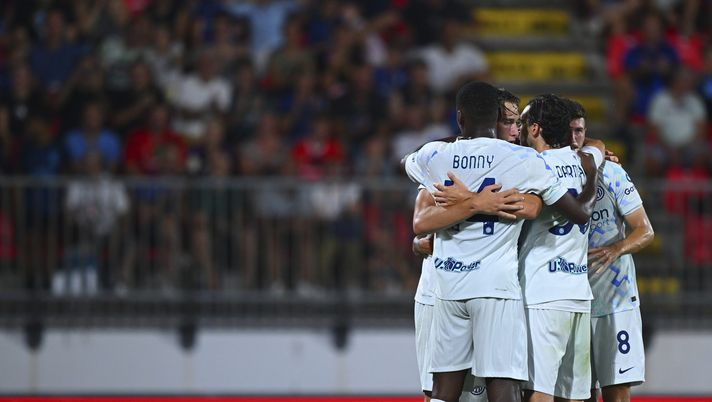 MONZA, ITALY - AUGUST 12: Francesco Pio Esposito of FC Internazionale celebrates with their teammates after scoring his team's second goal during Pre-Season Friendly match between AC Monza and FC Internazionale at U-Power Stadium on August 12, 2025 in Monza, Italy. (Photo by Mattia Pistoia - Inter/Inter via Getty Images) Monza Inter