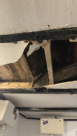 Luton Town, crolla il soffitto di un bagno nel corso del match con il Liverpool