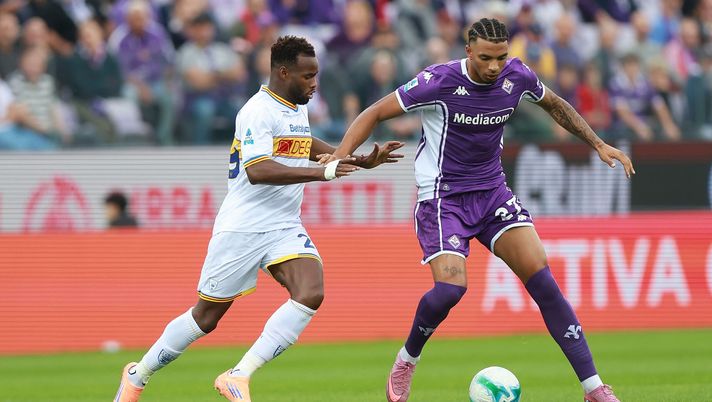 FLORENCE, ITALY - NOVEMBER 2: Cher Ndour of ACF Fiorentina in action during the Serie A match between ACF Fiorentina and US Lecce at Artemio Franchi on November 2, 2025 in Florence, Italy. (Photo by Gabriele Maltinti/Getty Images) Fiorentina in svantaggio, i cori della Fiesole: “Uscite a mezzanotte” “Fate ridere” - immagine 1