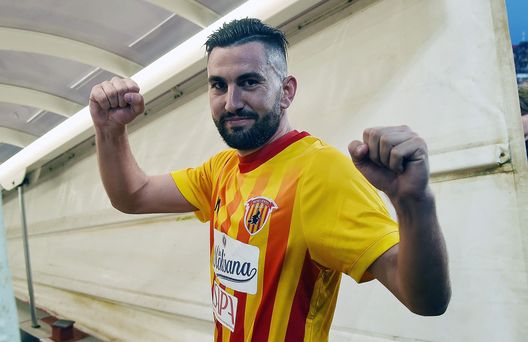 BENEVENTO, ITALIA - GENNAIO 06: Massimo Coda con la maglia del Benevento (Foto di Francesco Pecoraro/Getty Images) Ben 135 volte Coda: infranta la maledizione di Schwoch in serie B, è leggenda- immagine 2