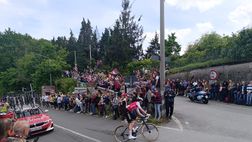 Video – L’arrivo dei ciclisti del Giro d’Italia a Superga tra i tifosi del Toro