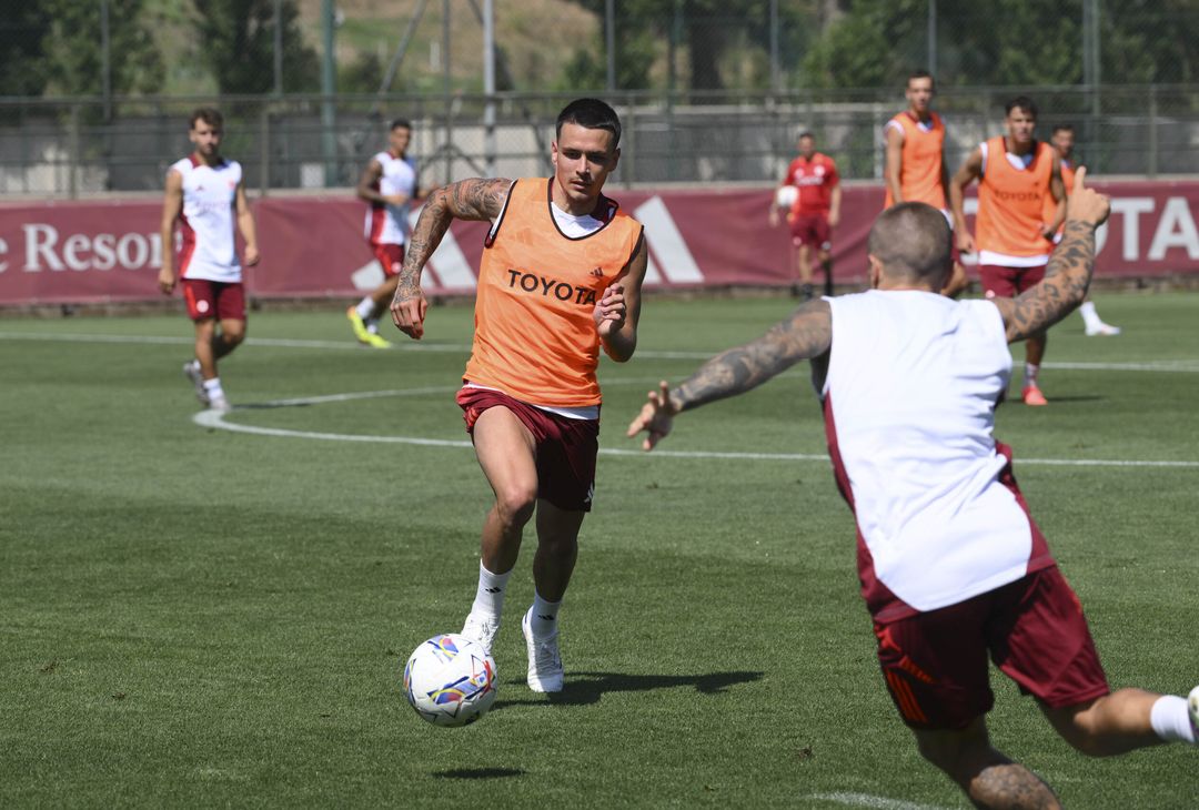 Ritiro Roma, lavoro sul campo e in palestra a Trigoria – FOTO GALLERY - immagine 24