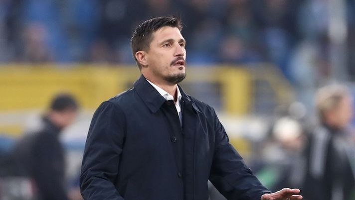 COMO, ITALY - NOVEMBER 08: Cagliari Calcio head coach Fabio Pisacane looks on during the Serie A match between Como 1907 and Cagliari Calcio at Giuseppe Sinigaglia Stadium on November 08, 2025 in Como, Italy. (Photo by Marco Luzzani/Getty Images) Pisacane: “Subite due vere mazzate, ma no alibi! Come ho visto Folorunsho e vi dico che Palestra…” - immagine 1
