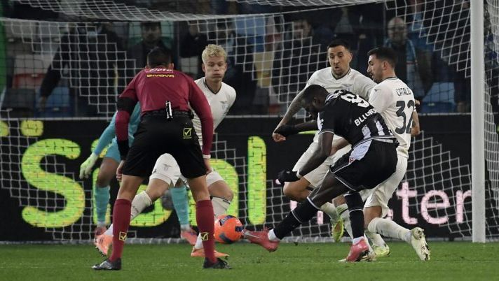UDINE, ITALY - DECEMBER 27: Keinan Davis of Udinese Calcio scores a first goal during the Serie A match between Udinese Calcio and SS Lazio at Stadio Friuli on December 27, 2025 in Udine, Italy. (Photo by Marco Rosi - SS Lazio/Getty Images) Lazio in silenzio stampa, ecco il comunicato del club: “Errori sempre a nostro sfavore” - immagine 1