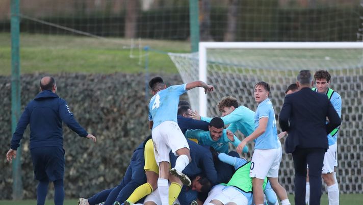 ROME, ITALY - DECEMBER 22: SS Lazio U19 players celebrates the victory after the Primavera 1 match between SS Lazio U19 and AS Roma U19 at Formello sport centre on December 22, 2023 in Rome, Italy. (Photo by Paolo Bruno/Getty Images) Lazio Primavera