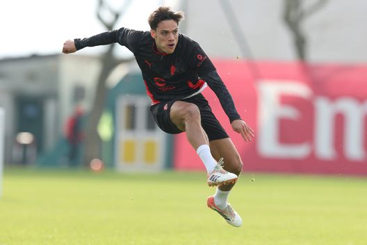 CAIRATE, ITALY - NOVEMBER 30: Samuele Ricci of AC Milan in action during AC Milan training session at Milanello on November 30, 2025 in Cairate, Italy. (Photo by Claudio Villa/AC Milan via Getty Images) Triolo (Pianeta Milan): “Ricci? Ha cambiato ruolo, ora prestazioni in crescendo”- immagine 3