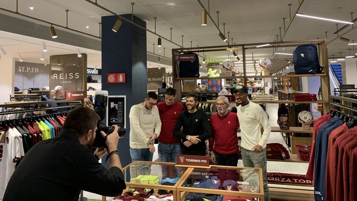 Toro, selfie e autografi con i tifosi per Ricci e Lazaro alla Rinascente Toro, selfie e autografi con i tifosi per Ricci e Lazaro alla Rinascente - immagine 1