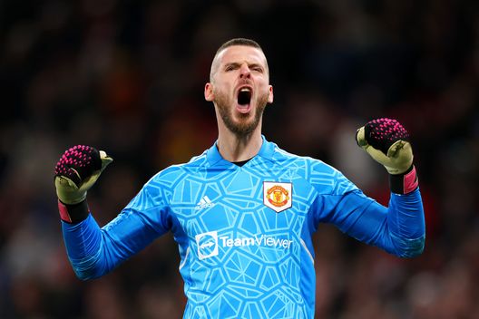 MANCHESTER, ENGLAND - MARCH 01: David De Gea of Manchester United celebrates their side's second goal scored by Alejandro Garnacho during the Emirates FA Cup Fifth Round match between Manchester United and West Ham United at Old Trafford on March 01, 2023 in Manchester, England. (Photo by Marc Atkins/Getty Images) Arriva De Gea, la Fiorentina ha ricevuto garanzie sul fisico. Oggi le visite - immagine 1