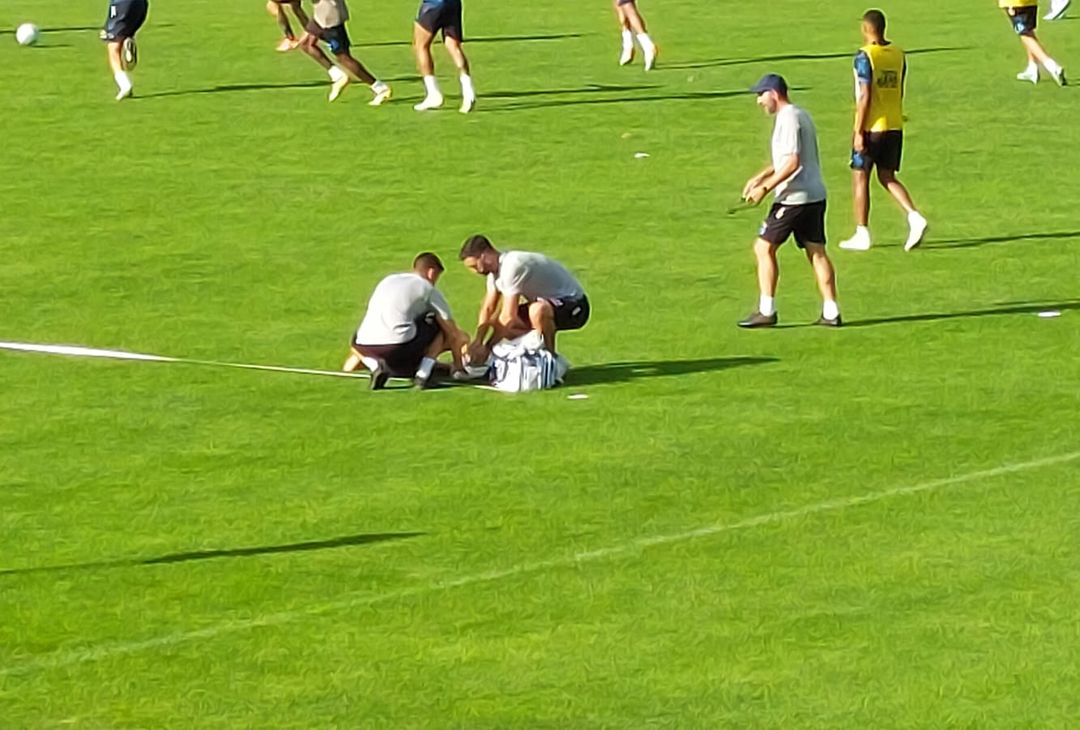 Problema fisico per l'attaccante azzurro durante l'allenamento pomeridiano