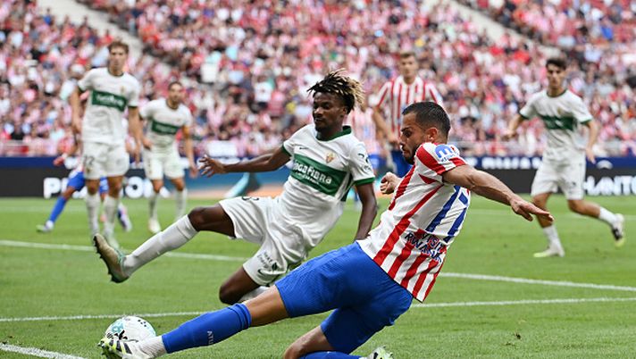 MADRID, SPAIN - AUGUST 23: David Hancko of Atletico de Madrid passes the ball whilst under pressure from John Donald of Elche CF during the LaLiga EA Sports match between Atletico de Madrid and Elche CF at Wanda Metropolitano on August 23, 2025 in Madrid, Spain. (Photo by Denis Doyle/Getty Images) Atletico Madrid, Hancko: “Dovrei giocare 20 anni qui per guadagnare quanto mi avevano offerto in Arabia” - immagine 1