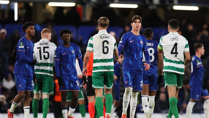 LONDON, ENGLAND - DECEMBER 19: Cesare Casadei of Chelsea shakes hands with Daniel Cleary of Shamrock Rovers at the end of the UEFA Conference League 2024/25 League Phase MD6 match between Chelsea FC and Shamrock Rovers FC at Stamford Bridge on December 19, 2024 in London, England. (Photo by Julian Finney/Getty Images) Il Napoli cerca un centrocampista: offerto un giocatore del Chelsea - immagine 1