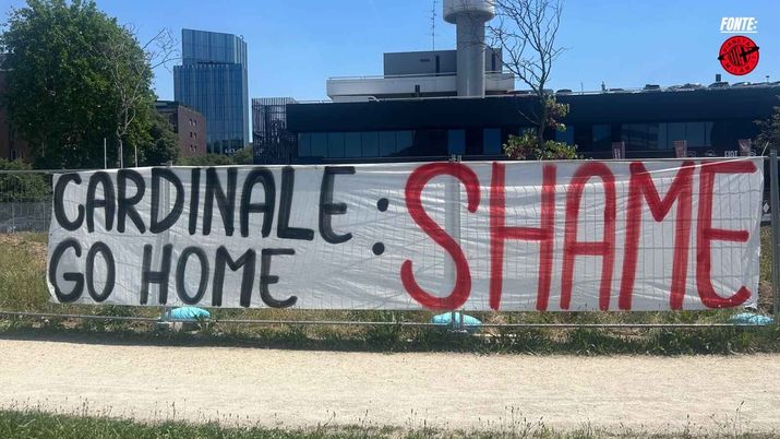 Curva Sud Milan, striscione contro Gerry Cardinale (dall'inviato per Pianeta Milan Stefano Bressi) Curva Sud Milan, striscione contro Gerry Cardinale (dall'inviato per Pianeta Milan Stefano Bressi)
