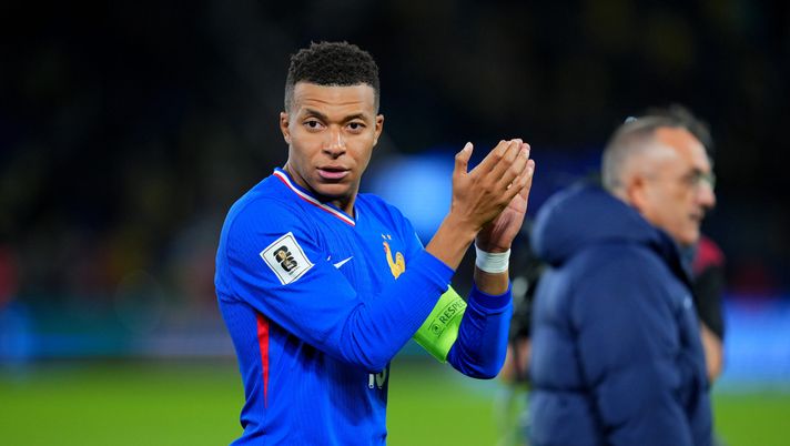 PARIS, FRANCE - NOVEMBER 13: Kylian Mbappe of France applauds their fans after the FIFA World Cup 2026 qualifier match between France and Ukraine at Parc des Princes on November 13, 2025 in Paris, France. (Photo by Franco Arland/Getty Images) Mbappe Francia