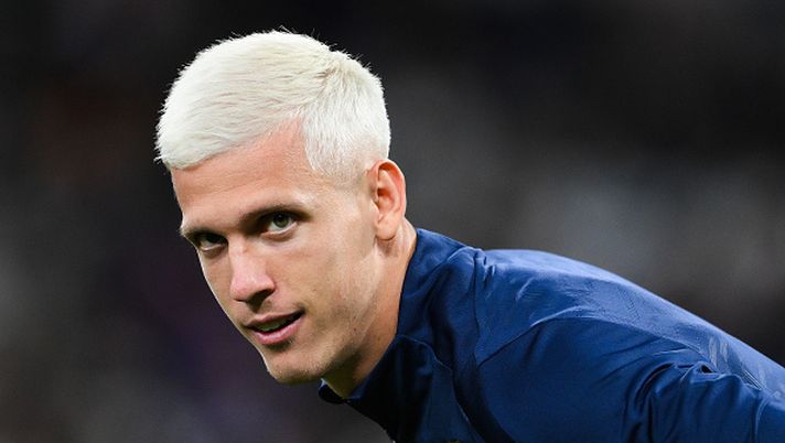 MADRID, SPAIN - OCTOBER 26: Dani Olmo of FC Barcelona looks on prior the LaLiga match between Real Madrid CF and FC Barcelona at Estadio Santiago Bernabeu on October 26, 2024 in Madrid, Spain. (Photo by David Ramos/Getty Images)  Dani Olmo quasi “libero”: il Milan monitora interessato - immagine 1